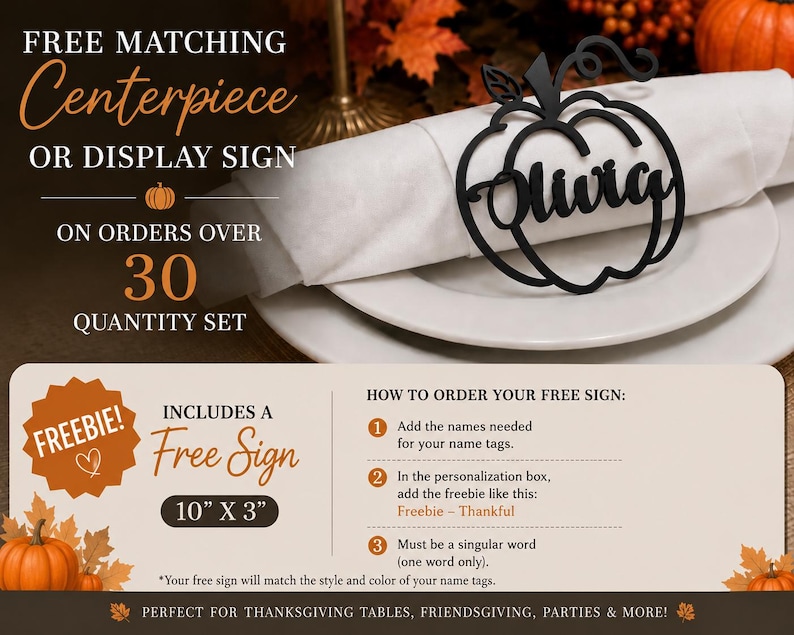 Puede incluir: Una etiqueta de nombre negra cortada con l&aacute;ser en forma de calabaza con el nombre Olivia en letra cursiva. La etiqueta est&aacute; colocada sobre una servilleta blanca en un plato blanco. La imagen incluye texto sobre una oferta de letrero gratis.