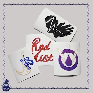 Może przedstawiać: Cztery białe naklejki z różnymi wzorami. Jedna przedstawia czarną dłoń z błyskawicą, druga napis "Red List" w czerwonym kolorze. Pozostałe przedstawiają księżyc i fioletowy emblemat.