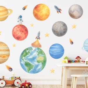 Conjunto de adesivos de parede com planetas no espaço para quarto infantil ou berçário | Adesivos de parede com o sistema solar | Arte de parede com tema espacial para decoração de quarto