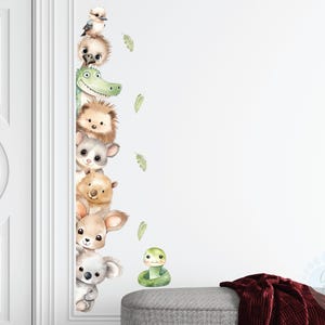 Peut inclure: Un ensemble d'autocollants muraux d'animaux colorés représentant un koala, un lapin, un hérisson, un opossum, un crocodile et un serpent. Les autocollants sont disposés verticalement sur un mur blanc.