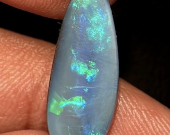 Australian Opal doublet cabochon: edelsteen met meerdere flitsen, 19 x 8 x 4 mm