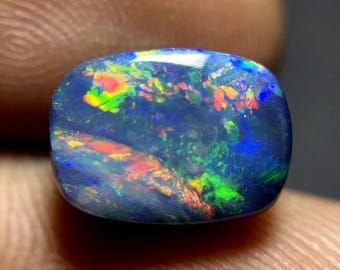 Australian Opal doublet cabochon: blauw en groen, 14 x 7 x 4 mm