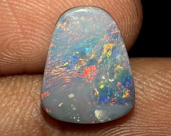 Australian Opal doublet cabochon: edelsteen met meerdere flitsen, 12 x 10 mm