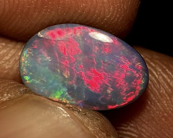 Australian Opal Pear Cabochon Doublet: rode en groene flits (10 x 6 x 4 mm)