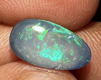 Australian Opal doublet cabochon: edelsteen met meerdere flitsen, 13 x 7 x 4 mm