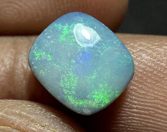 Australian Opal doublet cabochon: edelsteen met meerdere flitsen, 8 x 7 x 4 mm