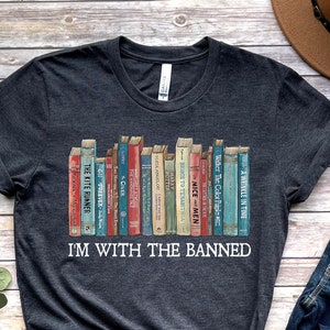 Ik ben met de verboden, verboden boeken shirt, verboden boeken sweatshirt, unisex superzacht premium grafisch T-shirt, leesshirt. Bibliothecaris shirt