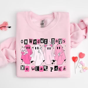 El miércoles usamos sudadera rosa de Halloween, linda camiseta rosa de fantasma, camiseta de Halloween de Mean Girls, suéter de Halloween Boo Book