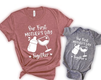 Notre première chemise de fête des mères, chemise assortie de la fête des mères, tenue de maman et de bébé de la fête des mères, cadeau de fête des mères