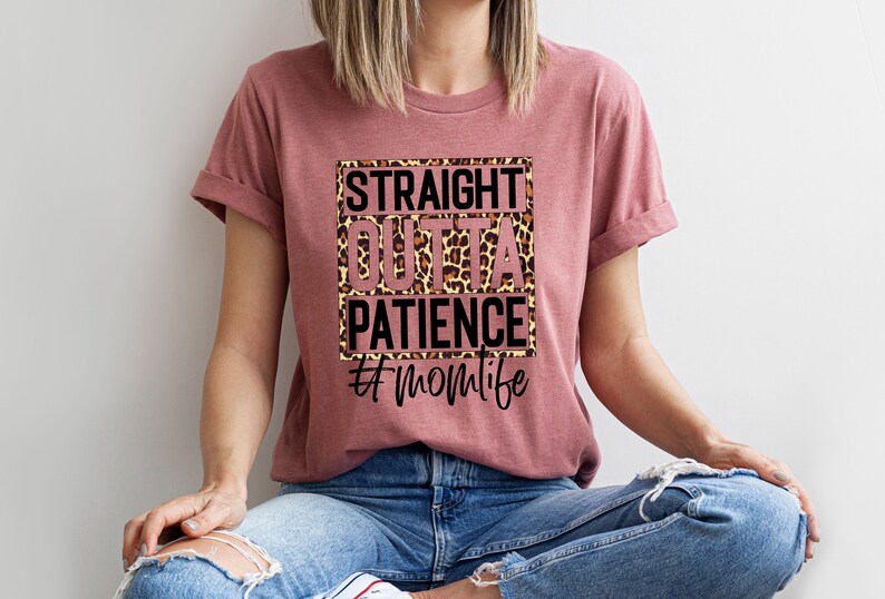 Op de afbeelding: Een roze T-shirt met een luipaardprint en de tekst "Straight Outta Patience #MomLife" erop gedrukt.