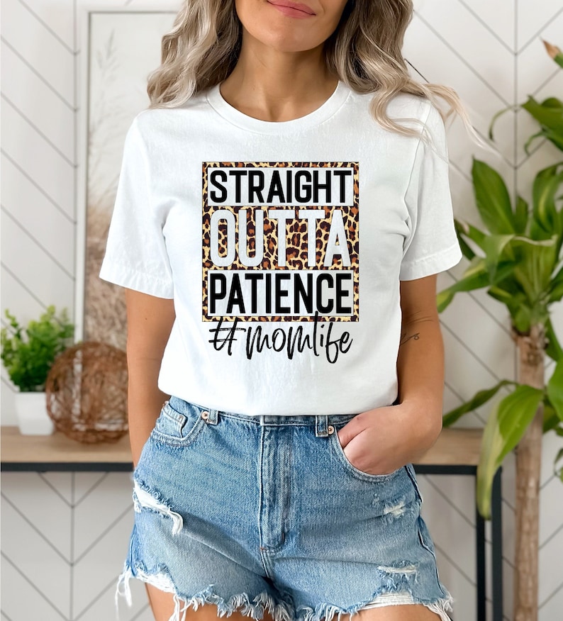 Op de afbeelding: Wit T-shirt met een zwart-witte afbeelding met de tekst "Straight Outta Patience #Momlife" met een luipaardprint achtergrond.