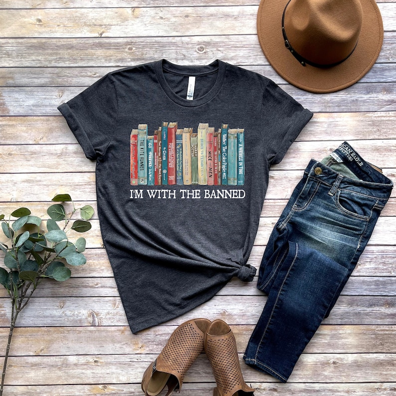 Ich bin mit den verbotenen, verbotenen Büchern Shirt, verbannten Büchern Sweatshirt, Unisex Super Soft Premium Grafik T-Shirt, Lese Shirt. Bibliothekar Shirt Bild 1