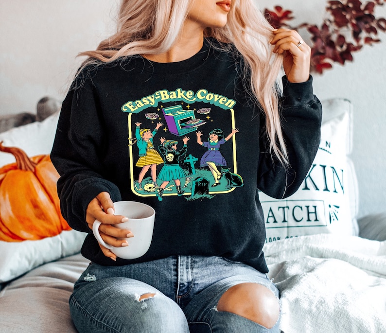 Easy Bake Coven 90-tals skräckfilmsfantröja, Halloween-hoodie, läskig Halloween-tröja, häxiga vibbar-hoodie, läskig säsongspresent bild 1