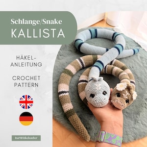 Könnte beinhalten: Zwei gehäkelte Schlangen, eine hellblau mit dunkelblauen Streifen und eine beige mit braunen und weißen Streifen. Die beige Schlange hat kleine weiße Blumenverzierungen auf dem Kopf. Text: Schlang/Snake KALLISTA HÄKEL-ANLEITUNG CROCHET PATTERN.