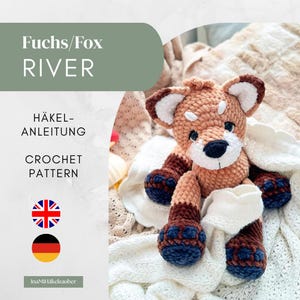 Può includere: Uno schema all'uncinetto per una volpe di nome River, con il testo Fuchs/Fox RIVER HÄKEL-ANLEITUNG CROCHET PATTERN. L'immagine mostra una volpe di peluche lavorata all'uncinetto marrone e bianca con zampe blu scuro, seduta su un tessuto bianco.