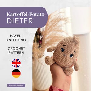 Könnte beinhalten: Ein hellbraunes, gehäkeltes Kartoffel-Plüschtier mit dunklen Augen und einem gestickten Mund. Das Bild enthält den Text Kartoffel/Potato DIETER, HÄKEL-ANLEITUNG, CROCHET PATTERN sowie Symbole der britischen und deutschen Flagge.