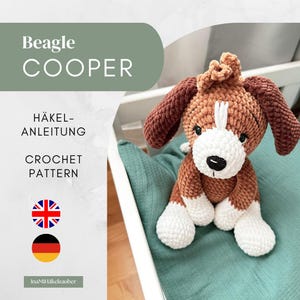 Può includere: Un peluche beagle all'uncinetto marrone e bianco con orecchie pendenti e un piccolo ciuffo di filato sulla testa. L'immagine include il testo Beagle COOPER, HÄKEL-ANLEITUNG e CROCHET PATTERN, insieme alle icone delle bandiere britannica e tedesca.