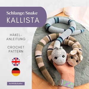 Könnte beinhalten: Ein handgefertigtes Häkelschlange-Spielzeug in Blau-, Grün- und Brauntönen. Die Schlange hat einen detaillierten Kopf mit kleinen Augen und einer Blume. Das Bild enthält den Text "Schlange/Snake KALLISTA" und "CROCHET PATTERN".