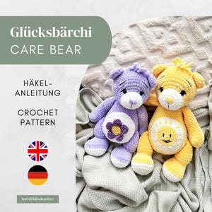 Könnte beinhalten: Zwei gehäkelte Plüschbären, einer in Helllila mit einer dunkelvioletten Blume auf dem Bauch und einer in Gelb mit einem Sonnensymbol auf dem Bauch. Der Text lautet Glücksbärchi CARE BEAR, HÄKEL-ANLEITUNG, CROCHET PATTERN, mit Flaggen.