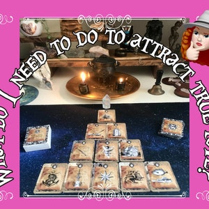 Könnte beinhalten: Eine Tarotkarten-Auslage mit der Frage "Was muss ich tun, um die wahre Liebe anzuziehen?" auf dem Bild. Die Auslage ist in Form eines Dreiecks auf einem dunkelblauen Hintergrund mit Sternen angeordnet. Die Karten sind mit nautischen Motiven verziert.