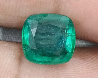 Esmeralda natural de 5,87 ct, de origen zambiano: gema certificada de color verde intenso con talla cojín.
