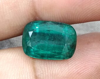 Esmeralda natural de 7,34 ct, de origen zambiano: talla cojín de color verde intenso certificada, con leves manchas de aceite, gema suelta.