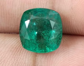 Esmeralda natural de 5,50 ct de origen zambiano: verde intenso, talla cojín, ligero contenido de aceite, gema suelta natural.