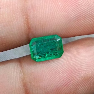 GSI Certified 1.56ct Medium Intense Green Natural Emerald Minor Oiled Loose Gemstone