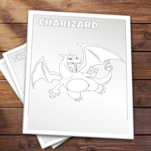 K&ouml;nnte beinhalten: Eine Schwarzwei&szlig;-Zeichnung von Charizard, einem Pok&eacute;mon-Charakter mit Fl&uuml;geln und einem Schwanz, auf wei&szlig;em Hintergrund. Der Titel "CHARIZARD" ist oben auf der Seite gedruckt.