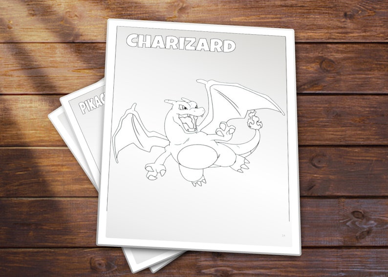 K&ouml;nnte beinhalten: Eine Schwarzwei&szlig;-Zeichnung von Charizard, einem Pok&eacute;mon-Charakter mit Fl&uuml;geln und einem Schwanz, auf wei&szlig;em Hintergrund. Der Titel "CHARIZARD" ist oben auf der Seite gedruckt.