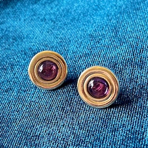 Vintage 1980&#39;s Unsigned Avon Gripoix Purple Button Poured Glass Circular Cabochon Set in Gold Tone