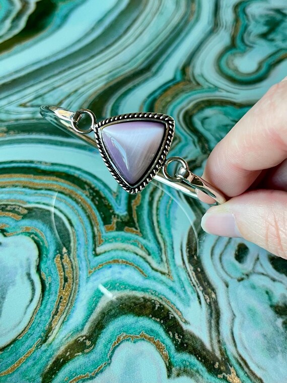 Vintage Silver Tone Bangle: Lilac Cat's Eye, Twis… - image 4