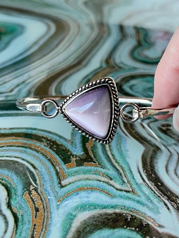 Vintage Silver Tone Bangle: Lilac Cat's Eye, Twis… - image 5