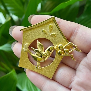 Vintage Casual Corners Large Singing Song Bird inside Bird House Textured Gold Tone Brooch