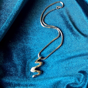 Vintage Silber Ton Abstrakte Wirbel Mid Century Modern Krone Trifari Reflektierende Anhänger Choker Halskette