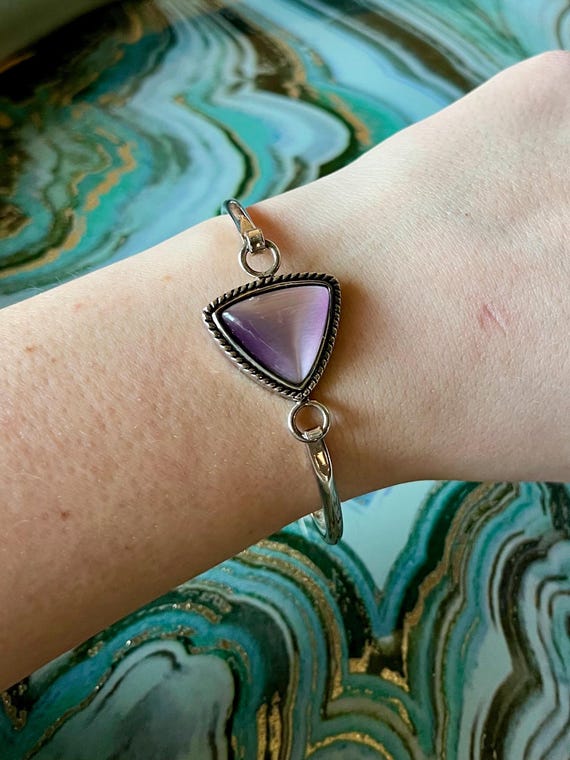 Vintage Silver Tone Bangle: Lilac Cat's Eye, Twis… - image 6