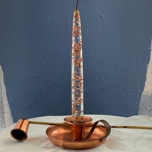 Bougie vintage en lucite avec des taches de cuivre, un support en cuivre martelé et un éteignoir