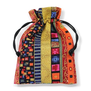 Może przedstawiać: Kolorowa torba ze sznurkiem do ściągania z geometrycznym wzorem w odcieniach czerwieni, pomarańczy, żółci, błękitu i czerni. Torba jest wykonana z tkaniny i ma czarny sznurek do ściągania.