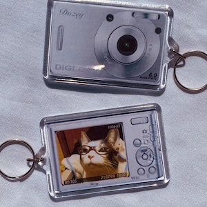 カスタムデジタルカメラキーホルダー | K-POP、携帯チャーム、セレブ、アニメ、友情