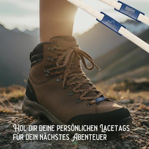Può includere: Scarpa da trekking marrone con lacci marroni e beige, dettagli neri ed etichette blu. Lo scarpone è su una superficie rocciosa con sfondo montuoso. Testo: "Hol dir deine persönlichen lacettags für dein nächstes Abenteuer."