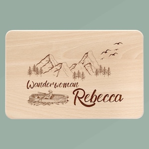Wanderwoman, Holzbrett mit Gravur, Frühstücksbrett personalisiert, Holzbrett personalisiert, Geschenk Camper, Jausenbrett