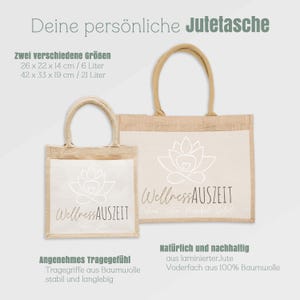 Puede incluir: Dos bolsas de yute con el texto "WellnessAUSZEIT" y un dise&ntilde;o de flor de loto. Las bolsas tienen asas de algod&oacute;n y un bolsillo delantero de 100% algod&oacute;n. La bolsa m&aacute;s peque&ntilde;a mide 26 x 22 x 14 cm y tiene una capacidad de 6 litros. La bolsa m&aacute;s grande mide 42 x 33 x 19 cm y tiene una capacidad de 21 litros.