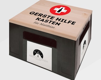 以下が含まれることがあります： 黒いプラスチック製の収納ボックスで、木製の蓋が付いています。蓋には、ボトルと心拍数のシンボルが描かれた赤い十字架があります。蓋のテキストは「Gerste Hilfe Kasten für Matthias」です。ボックスの側面には、黒いロゴが書かれた白いラベルがあり、「Abenteuernah」と書いてあります。