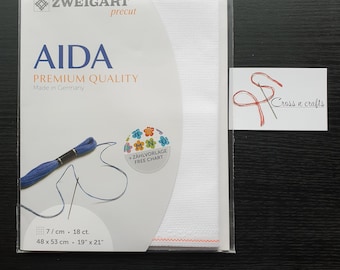 Può includere: Tessuto Aida bianco, pretagliato per punto croce, in una confezione di plastica trasparente. La confezione include uno schema gratuito ed è etichettato "Zweigart Precut Aida Premium Quality Made in Germany". Il tessuto misura 48 cm x 53 cm.