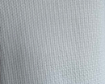 Może przedstawiać: Biały materiał z subtelnym, fakturowanym wzorem. Materiał ma gładką, równomierną powierzchnię.