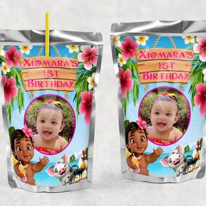 Puede incluir: Dos bolsas de aluminio plateadas con un tema tropical. Cada bolsa presenta una imagen de dibujos animados de una princesa polinesia, un cerdo y un gallo. Las bolsas tienen un letrero rosa y blanco que dice "Xiomara's 1st Birthday".