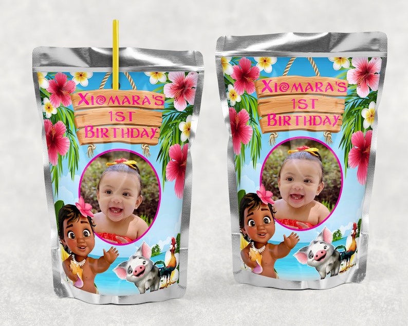 Puede incluir: Dos bolsas de aluminio plateadas con un tema tropical. Cada bolsa presenta una imagen de dibujos animados de una princesa polinesia, un cerdo y un gallo. Las bolsas tienen un letrero rosa y blanco que dice "Xiomara's 1st Birthday".