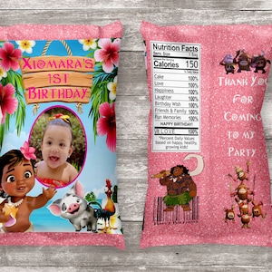 Puede incluir: Bolsas de fiesta rosa y azul con tem&aacute;tica de Moana. La parte delantera de la bolsa presenta una foto de una ni&ntilde;a peque&ntilde;a y Moana. La parte posterior de la bolsa tiene una etiqueta de informaci&oacute;n nutricional y el texto "Gracias por venir a mi fiesta".