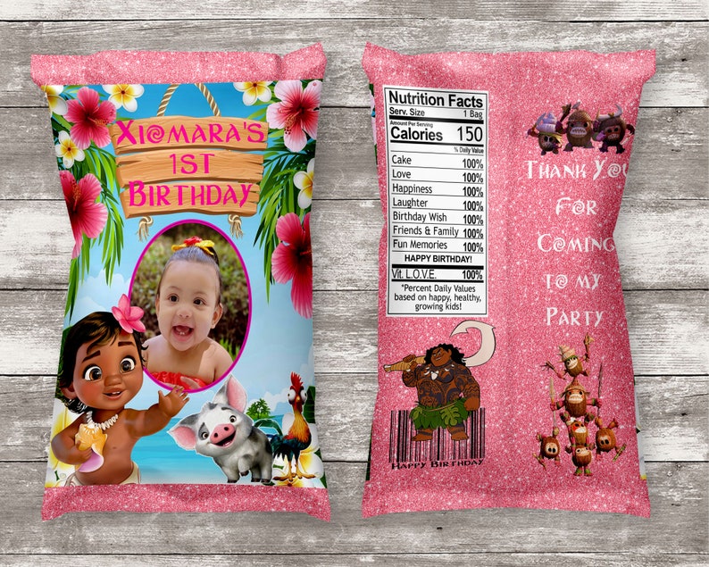 Puede incluir: Bolsas de fiesta rosa y azul con tem&aacute;tica de Moana. La parte delantera de la bolsa presenta una foto de una ni&ntilde;a peque&ntilde;a y Moana. La parte posterior de la bolsa tiene una etiqueta de informaci&oacute;n nutricional y el texto "Gracias por venir a mi fiesta".