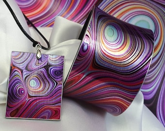 Abstraktes lila Schmuckset, lila Manschettenarmband und Anhänger Halskette, Geschenk für sie, künstlerischer Schmuck, mehrfarbige Armmanschette, lila Armreif